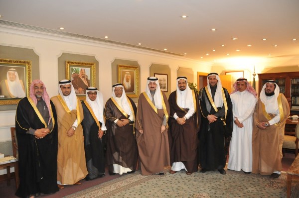 صورة جماعية تجمع الامير بدر باعضاء مجلس الادارة