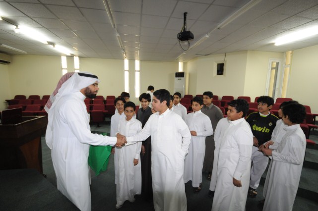 جانب من زيارة طلاب متوسطة الملك عبدالعزيز لجمعية البر بالاحساء