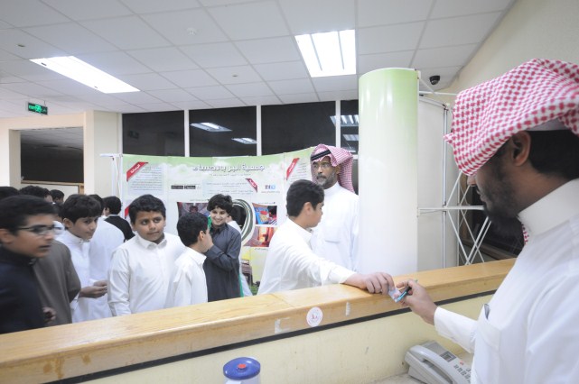 جانب من زيارة طلاب متوسطة الملك عبدالعزيز لجمعية البر بالاحساء
