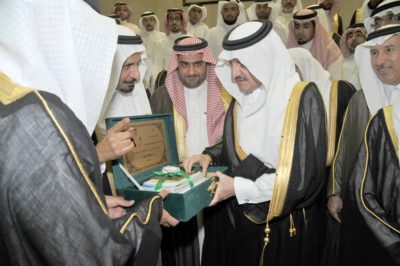 الأمير سعود بن نايف يتلقى اهداء من الجمعية